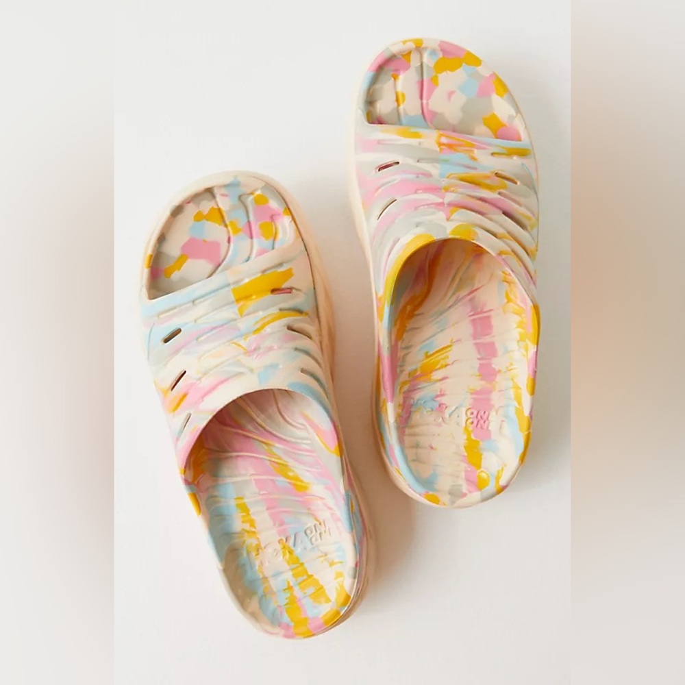 ISO free people x HOKA recovery ora slides size 9